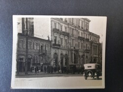 Régi fotó Közép-európai városi utcakép régi autóval és busszal – 1920–30-as évek