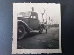Régi fotó - Kislány régi nagy autó mellett – vintage fotó – 1930-as évek