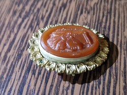 Kitűző- faragott fej