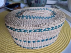 Kis, fedeles, kézzel készített, tárolódoboz tengeri fűből, mérete 15x10x7cm