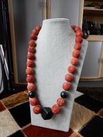 Nagyméretű gyöngyökből fűzött habkorall nyaklánc ezüst kapoccsal, fekete kövekkel