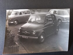 Régi fotó Fiat 500 Nuova kisautó parkolóban – 1970-es évek