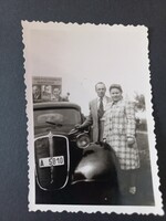 Régi fotó Pár régi autó mellett, háttérben Posztógyár Rt..Albertfalva felirat – 1950-es évek