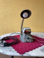 Régi harisnya szemfelszedő átalakítva retro asztali lámpának.