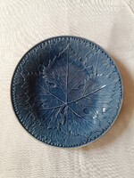 „Városlőd – Majer Béla jelzésű kerámia falitányér, szőlőleveles mintával.