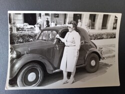 Régi fotó - Hölgy egy Fiat 500 “Topolino” előtt - 1940-es évek