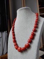 Antik nagy szemekből fűzött piros nemes korall nyaklánc 14 karátos arany gömb kapoccsal