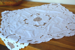 Régi hímzett riselt slingelt csipkés terítő asztalterítő asztalközép bézs színű 116 x 116 cm
