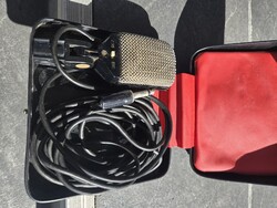 Régi mikrofon dobozban