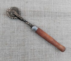 Régi réz derelyevágó fa nyéllel