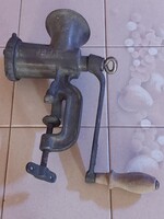 Régi öntöttvas húsdaráló!