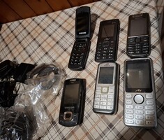 Retro mobiltelefonok + töltők + füllhallgató