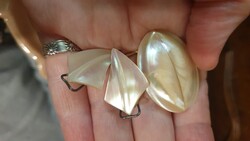 -Gyönyörű gyöngyház kitűző  + gyöngyház fülklipsz vintage - fényes szép- szivárvány - szinvilággal