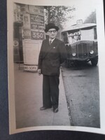 Régi fotó Férfi Párizs utcáján autóbusszal és Morris-oszloppal – Franciaország – 1930/40es évek
