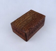 1Z374 Faragott mintával díszített keleti vagy indiai fadoboz 6.7 x 15 x 10 cm