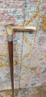 Ezüst díszítéssel monogrammal ellátott , szarú fogóval ellátott kisméretű sétabot. 82 cm.