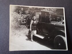 Régi fotó Fiatal nő fürdőruhában egy oldtimer mellett – 1930-as évek