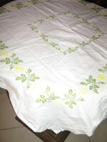 Gyönyörű keresztszemes hímzett sárga rózsás terítő