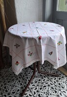 Matyó mintával hímzett terítő