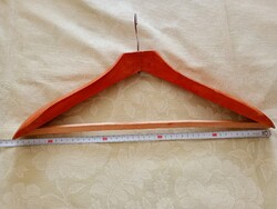 Fa vállfa 04 - masszív ívelt fábol készült fém kampóval 46,5cm
