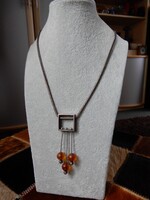 Régi minimalista stílusú ezüst nyaklánc borostyán gyöngyökkel