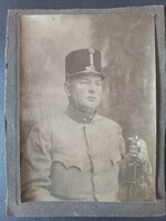 Antik fotó Osztrák–Magyar Monarchia huszár katona portréja karddal – 1910-es évek 16x12cm