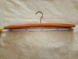 Fa vállfa 01 - masszív ívelt fábol készült fém kampóval és akasztókkal 43,5cm