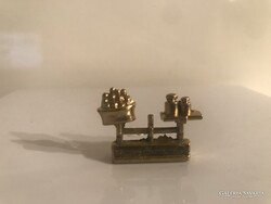 MINIATÚR - RÉZ - MÉRLEG - TÖMÖR - NEHÉZ - 3,5 x 2,5 cm - RETRO - OSZTRÁK - HIBÁTLAN