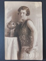 Blahos R. fényképészeti műterme Fiatal nő portréja díszes serleggel – műtermi fotó – 1920-30 körül