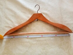 Fa vállfa 06 - masszív ívelt fábol készült fém kampóval 45cm
