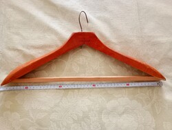 Fa vállfa 03 - masszív ívelt fábol készült fém kampóval 46,5cm