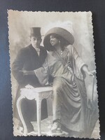 Régi fotó - Cilinderes férfi és hölgy nagy kalapban 1920-30 körül