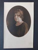 Blahos R. fényképészeti műterme Női portré ovális kivágásban  műtermi fotó – 1920/30 körül