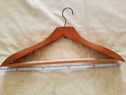 Fa vállfa 09 - masszív ívelt fábol készült fém kampóval 44,5cm