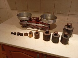 Vintage konyhai mérleg súlyokkal