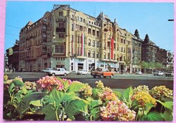 Debrecen - Vörös Hadsereg útja (Piac utca sarkánál , Az Takarékpénztár Székháza épülete) zászlókkal