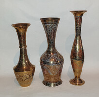 Vintage indiai réz váza szett (3db) – színes festett, gravírozott díszítéssel, hibátlan