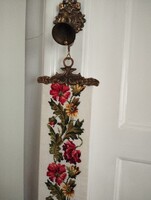 Gyönyörűséges cselédhívó csengő fehér alapon igényes hímzéssel