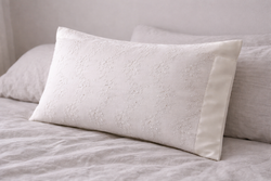 Vajszín, elegáns hímzett nagypárna huzat 70×48 cm szatén szegéllyel