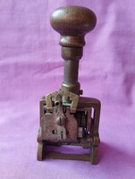 Antik, sorszámozó bélyegző, fa fogantyúval és réz külső szerkezettel.