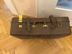 Koffer/ bőrönd. Régi,retro,de jó állapotban lévő bőr bőrönd. A belseje puha ruha béléssel.65x18x42cm