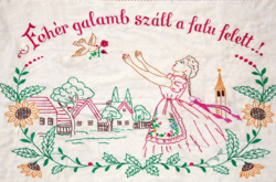 Hímzett falvédő „Fehér galamb száll a falu felett” – 70×50 cm
