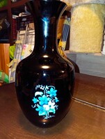 Vintage fekete üveg váza , kék virágokkal