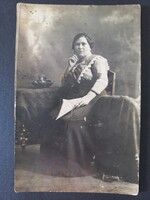 Vintage női portré fotelban, kezében levelet tartva -  műtermi fotó 1910–20-as évek