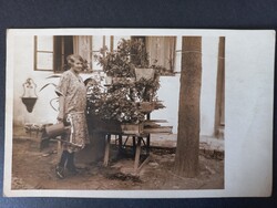 Kertészkedő nő virágokkal locsolás vintage fotó 1930–40-es évek