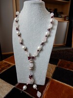 Rózsakvarc, gránát és édesvízi gyöngy nyaklánc ezüst díszítéssel, mágneses kapoccsal
