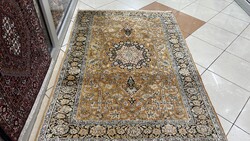 4317 LEÁRAZÁS Kasmíri hernyóselyem Ghom kézi perzsa szőnyeg 125X183CM