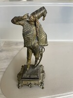 Bajuszt-pödrő huszár díszes felöltőben