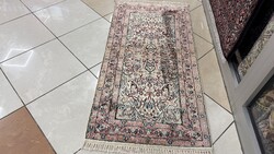 4310 LEÁRAZÁS Kasmíri hernyóselyem Ghom kézi perzsa szőnyeg 82X128CM