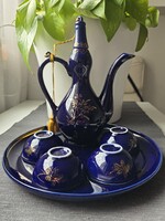 Kobaltkék porcelánkancsó, poharak és tál